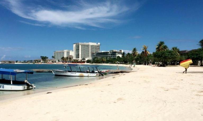 Private 2 Bedroom Beachfront Penthouse Condo Ocho Rios, Jamaica Eksteriør billede